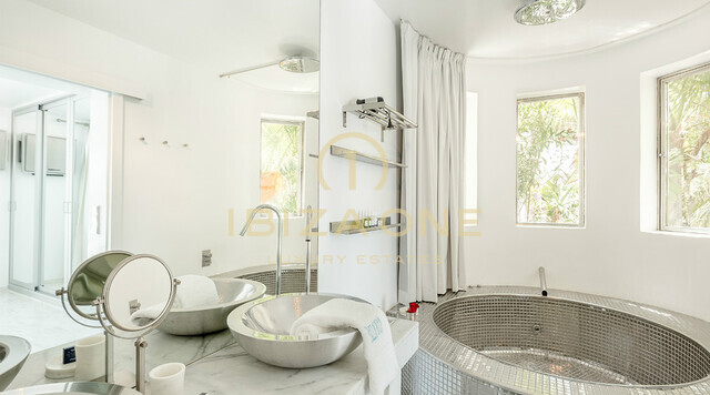 Prachtige luxe villa aan het strand te huur in Cala Jondal, Ibiza