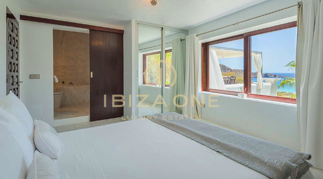 Prachtige luxe villa aan het strand te huur in Cala Jondal, Ibiza