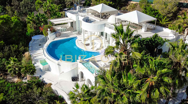 Magnífica villa de lujo en primera línea de playa en alquiler en Cala Jondal, Ibiza