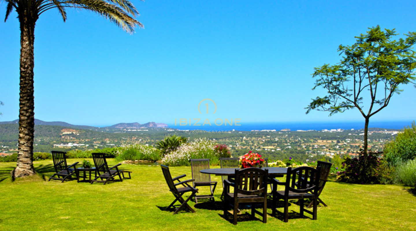 Beautiful luxury villa with large gardens, separate guest house for rent, Ibiza