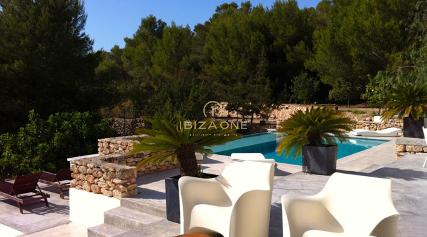 Villa moderna con hermoso jardín y vista al mar en alquiler, Ibiza