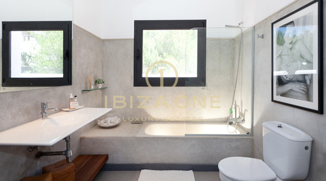Villa moderna con hermoso jardín y vista al mar en alquiler, Ibiza
