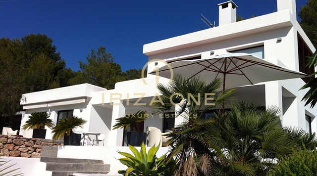 Moderna villa con un bellissimo giardino e vista mare in affitto, Ibiza