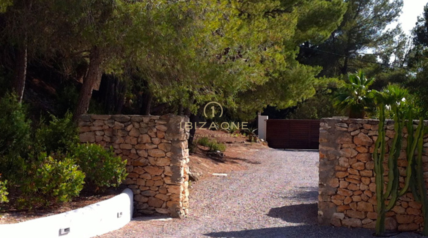 Moderna villa con un bellissimo giardino e vista mare in affitto, Ibiza