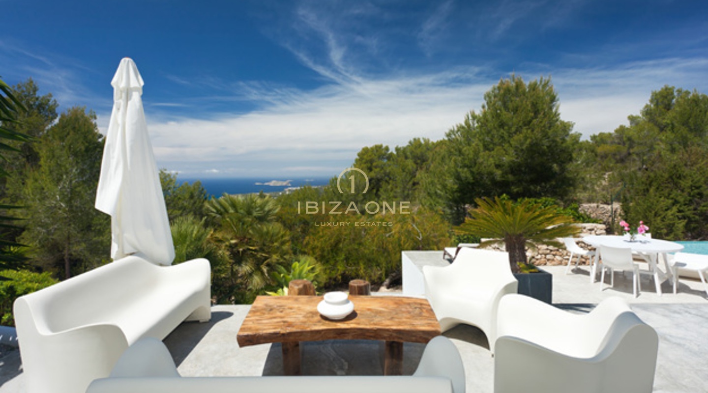Moderna villa con un bellissimo giardino e vista mare in affitto, Ibiza