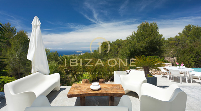 Villa moderna con hermoso jardín y vista al mar en alquiler, Ibiza
