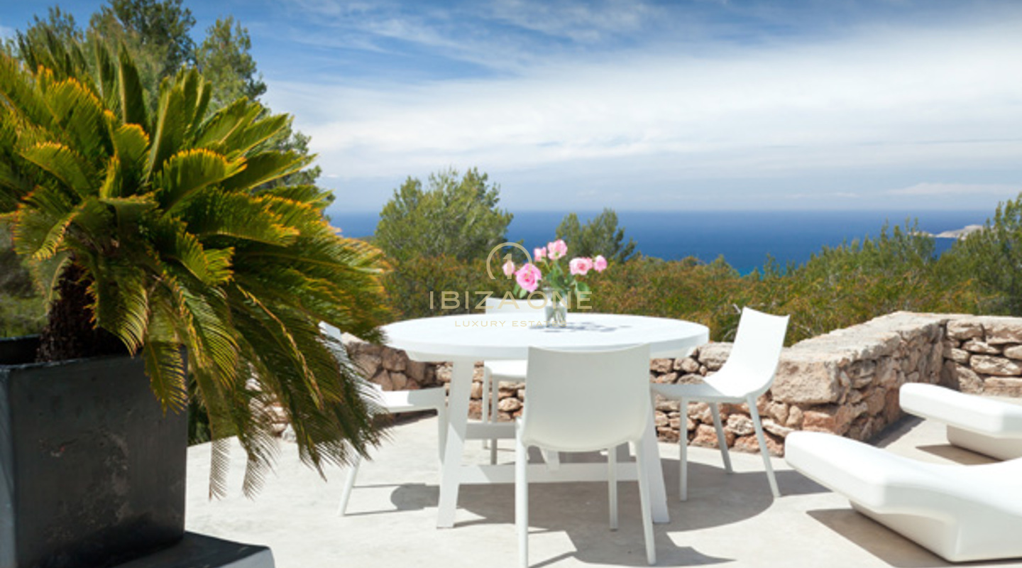 Moderna villa con un bellissimo giardino e vista mare in affitto, Ibiza