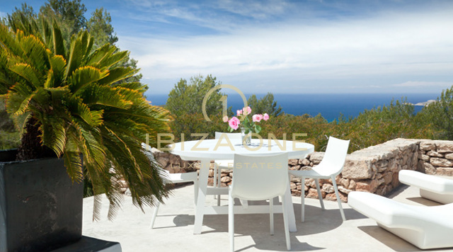 Moderna villa con un bellissimo giardino e vista mare in affitto, Ibiza