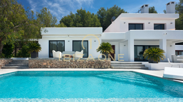 Villa moderne avec un beau jardin et vue sur la mer à louer, Ibiza