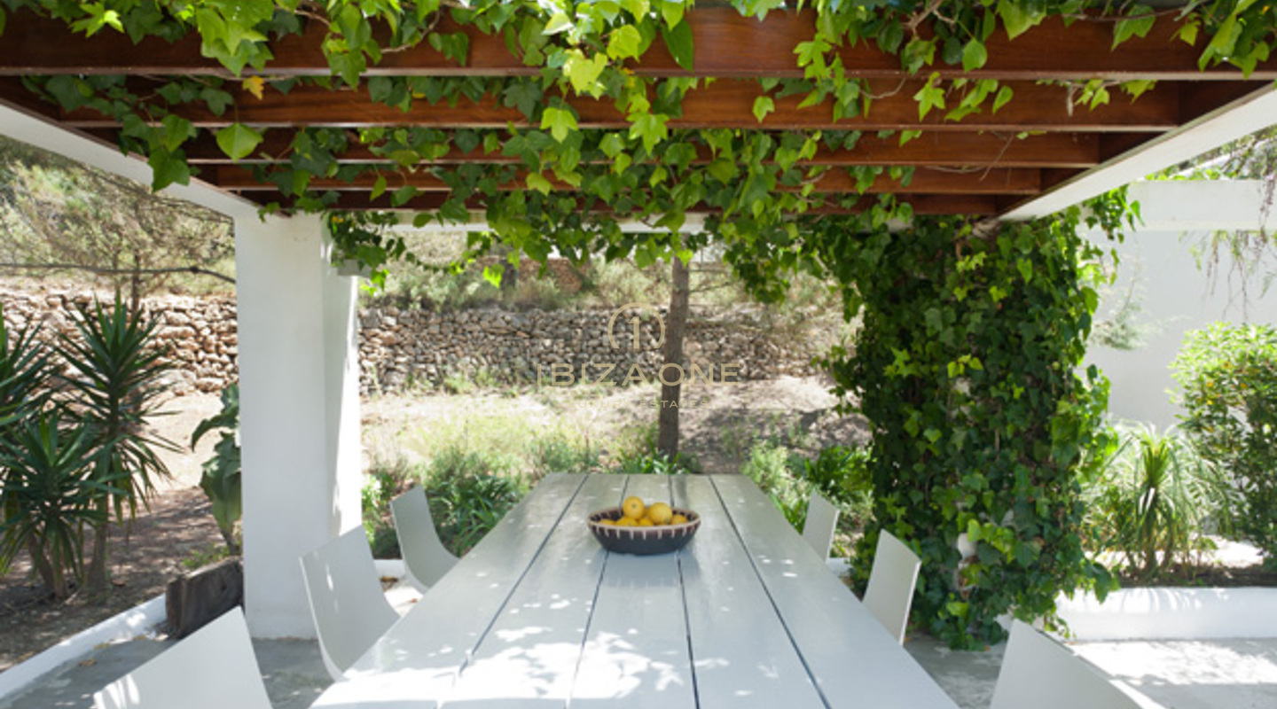 Villa moderna con hermoso jardín y vista al mar en alquiler, Ibiza