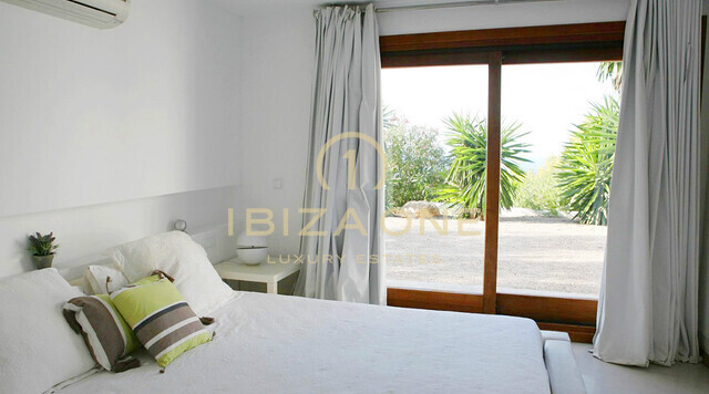 Moderna villa con un bellissimo giardino e vista mare in affitto, Ibiza