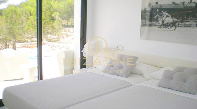 Moderna villa con un bellissimo giardino e vista mare in affitto, Ibiza