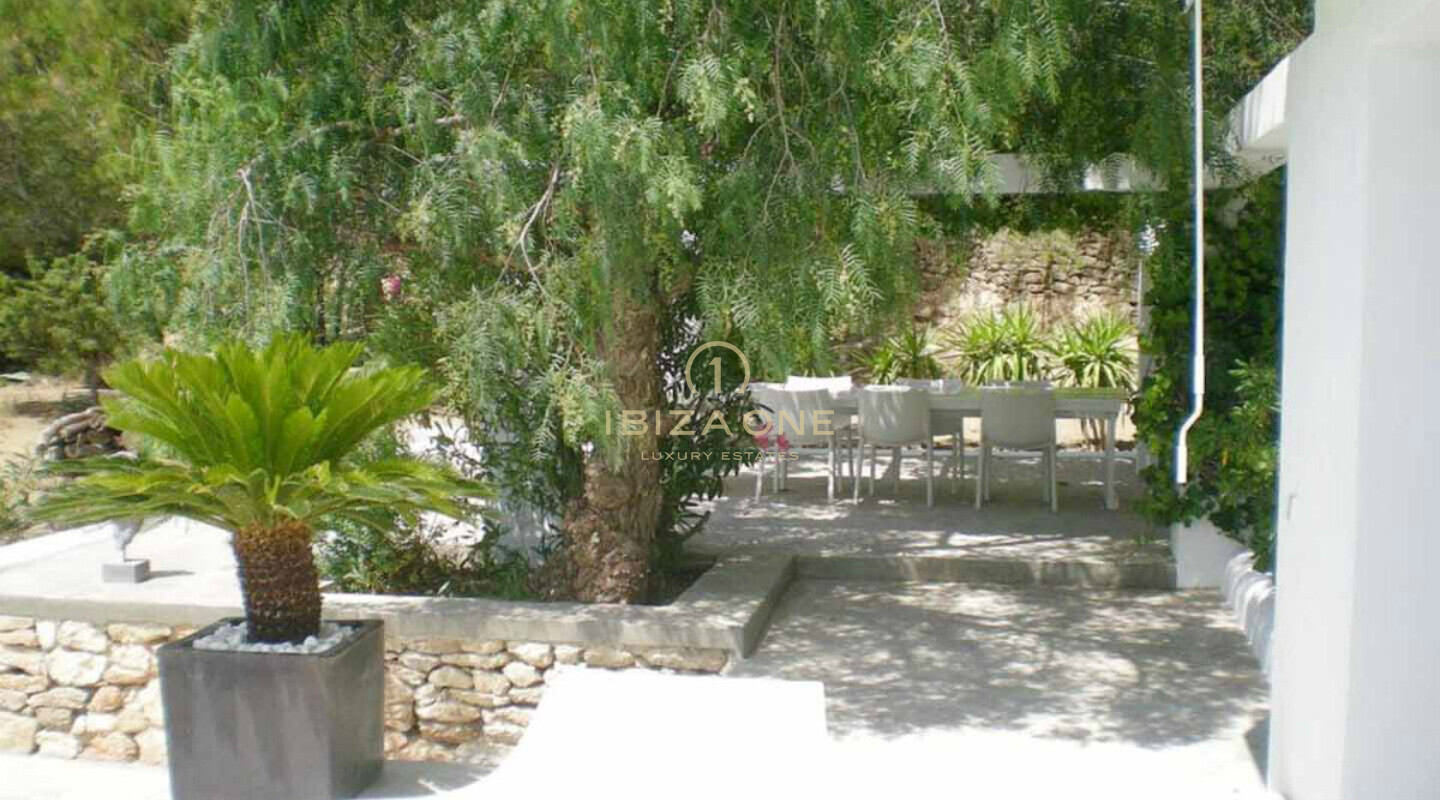 Moderna villa con un bellissimo giardino e vista mare in affitto, Ibiza