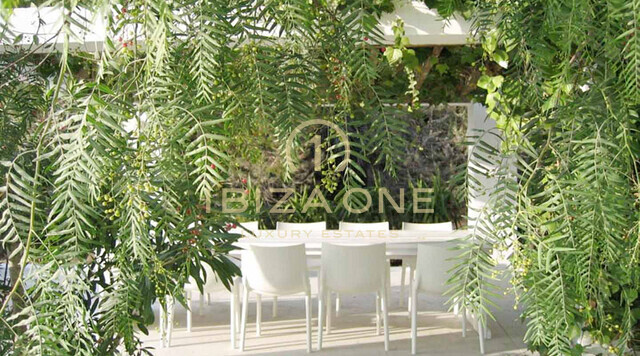 Moderna villa con un bellissimo giardino e vista mare in affitto, Ibiza