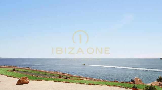 Unique luxury frontline property with sea access