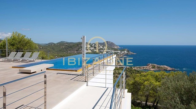 Moderne Luxusvilla mit atemberaubender Aussicht auf Formentera und Dalt Vila zu vermieten - Luxusvilla zu vermieten in erster Meereslinie auf dem Gipfel des Ibiza-Berges mit 270°-Meerblick, Ibiza
