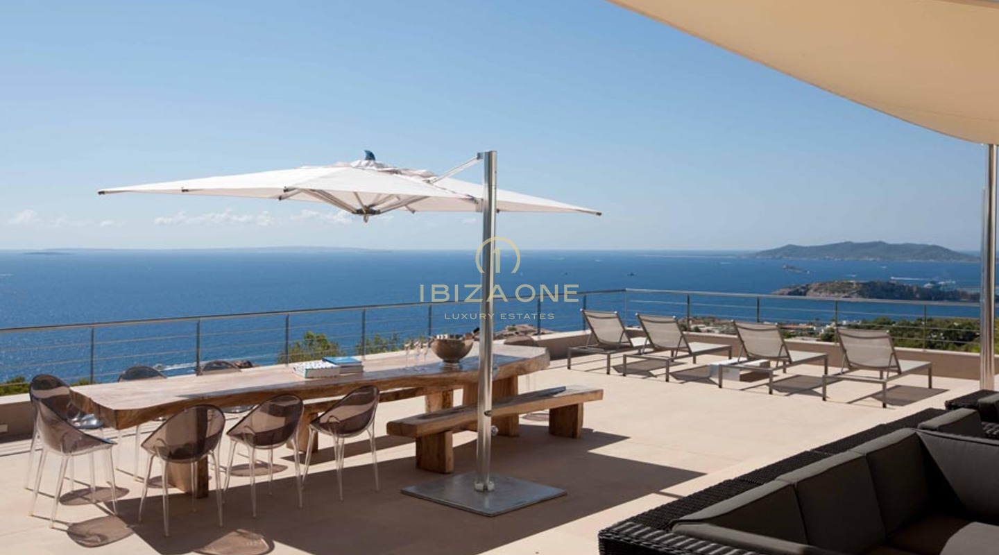 Moderne Luxusvilla mit atemberaubender Aussicht auf Formentera und Dalt Vila zu vermieten - Luxusvilla zu vermieten in erster Meereslinie auf dem Gipfel des Ibiza-Berges mit 270°-Meerblick, Ibiza