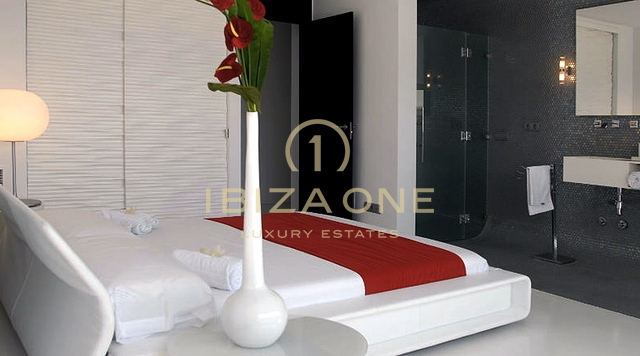 فيلا فاخرة وجميلة بواجهة زجاجية للإيجار في إيبيزا - فيلا فاخرة وجميلة بواجهة زجاجية للبيع في إيبيزا