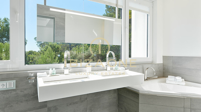 Moderne Luxusvilla mit Panoramablick und luxuriöse, atemberaubende Villa zu verkaufen, Ibiza - Moderne Luxusvilla mit Panoramablick und luxuriöse, atemberaubende Villa zu vermieten, Ibiza