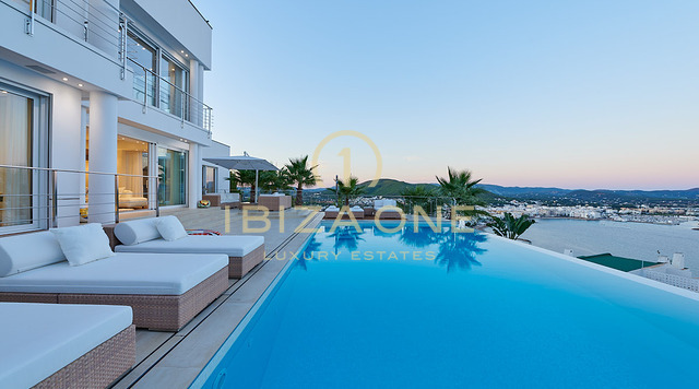 Moderne Luxusvilla mit Panoramablick und luxuriöse, atemberaubende Villa zu verkaufen, Ibiza - Moderne Luxusvilla mit Panoramablick und luxuriöse, atemberaubende Villa zu vermieten, Ibiza