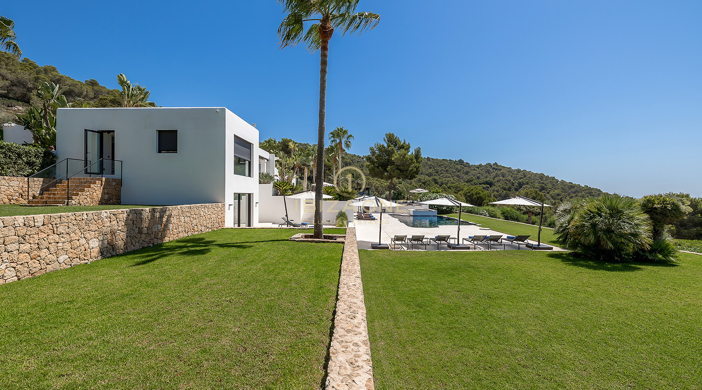 Stunning Luxury First-Row Seafront Villa with 5-Star Amenities – For Rent in Cap Martinet, Ibiza