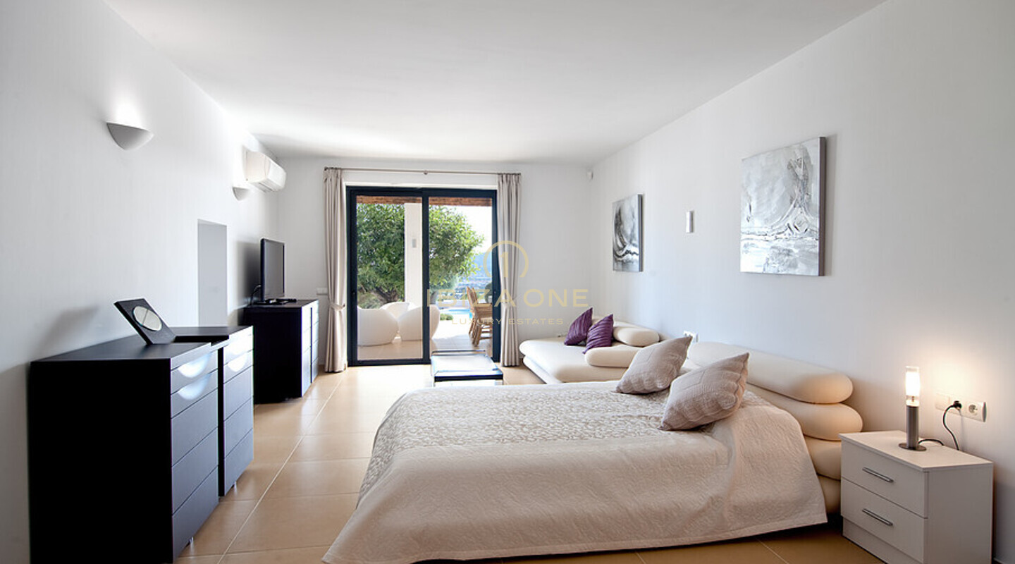 Finca de luxe de bon goût près d'Ibiza avec vue sur Dalt Vila et la mer à vendre, Ibiza - Finca de luxe de bon goût près d'Ibiza avec vue sur Dalt Vila et la mer à louer, Ibiza