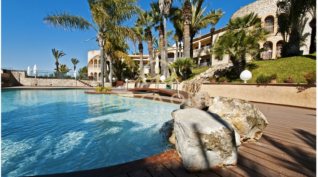 Signorile villa di lusso con 11 stanze e vista mozzafiato su Ibiza e sul mare in vendita - villa di lusso in affitto, Ibiza