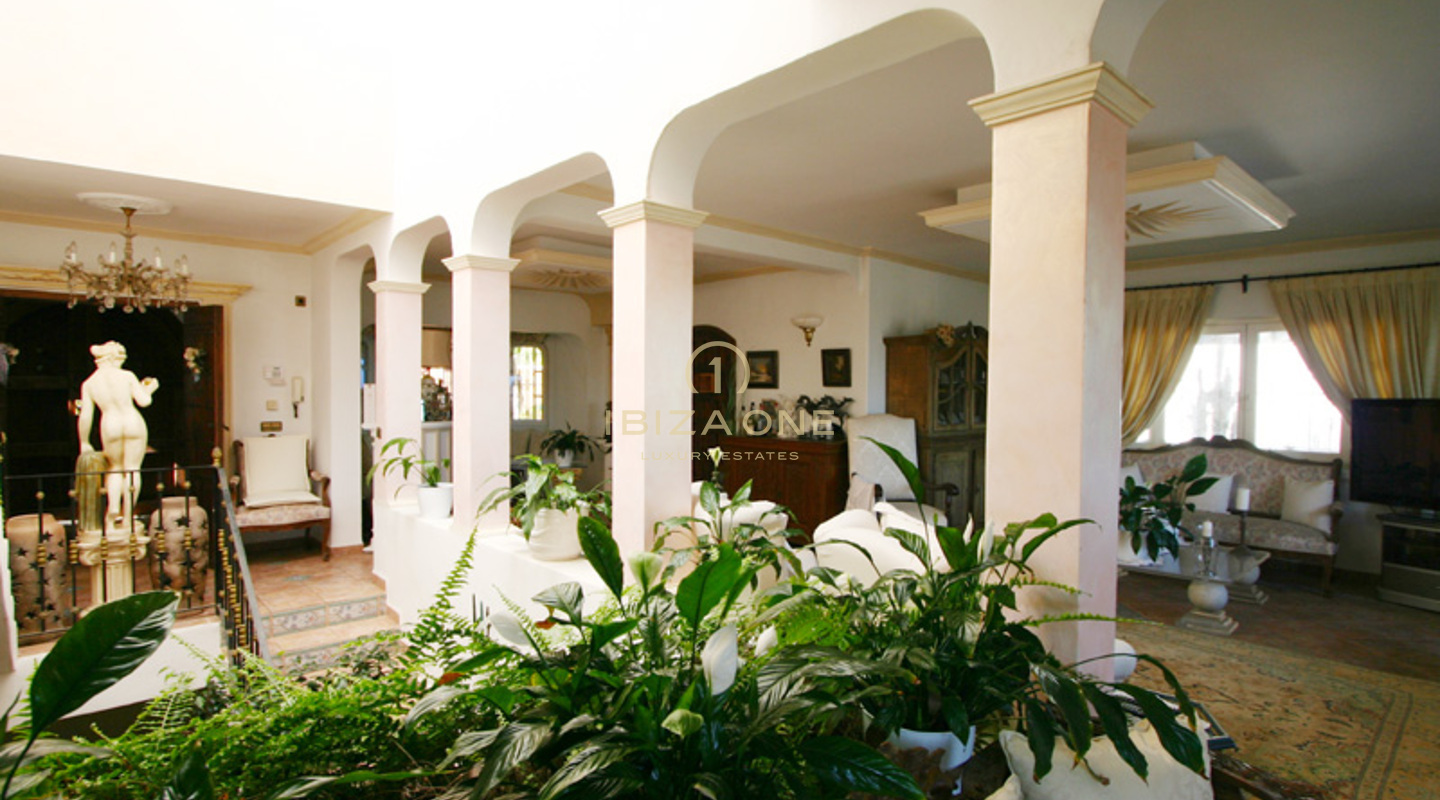 Elegante luxe villa met fantastisch uitzicht op Santa Eulalia en de zee te koop, Ibiza