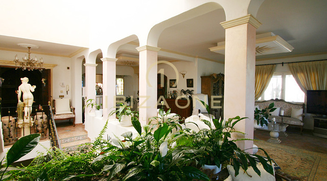 Elegante villa di lusso con fantastica vista su Santa Eulalia e sul mare in vendita, Ibiza