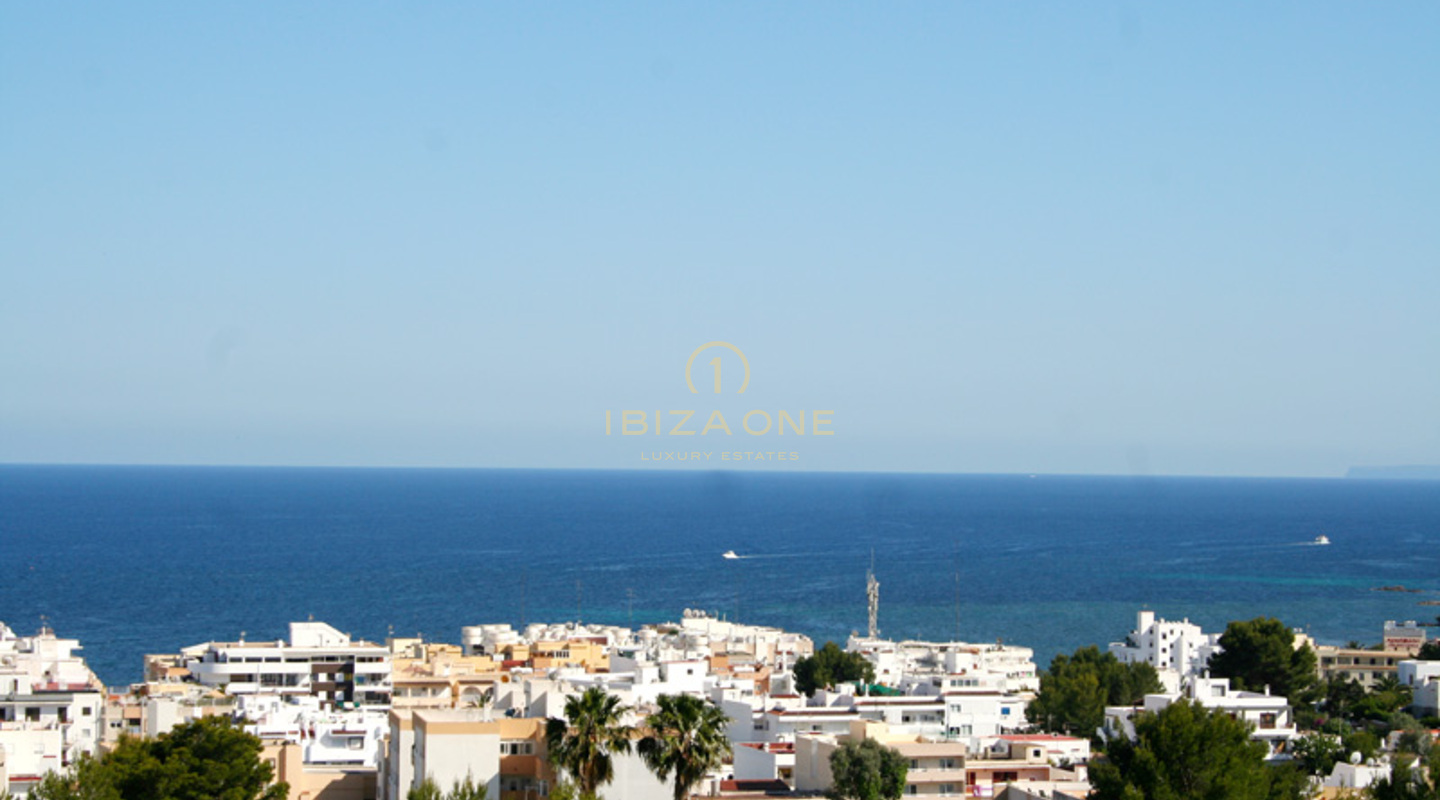 Villa de luxe élégante avec vue fantastique sur Santa Eulalia et la mer à vendre, Ibiza