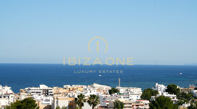 Villa de luxe élégante avec vue fantastique sur Santa Eulalia et la mer à vendre, Ibiza