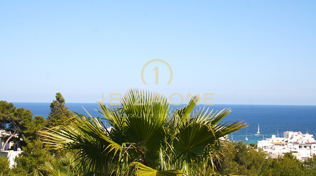 Elegante villa de lujo con fantásticas vistas a Santa Eulalia y al mar en venta, Ibiza