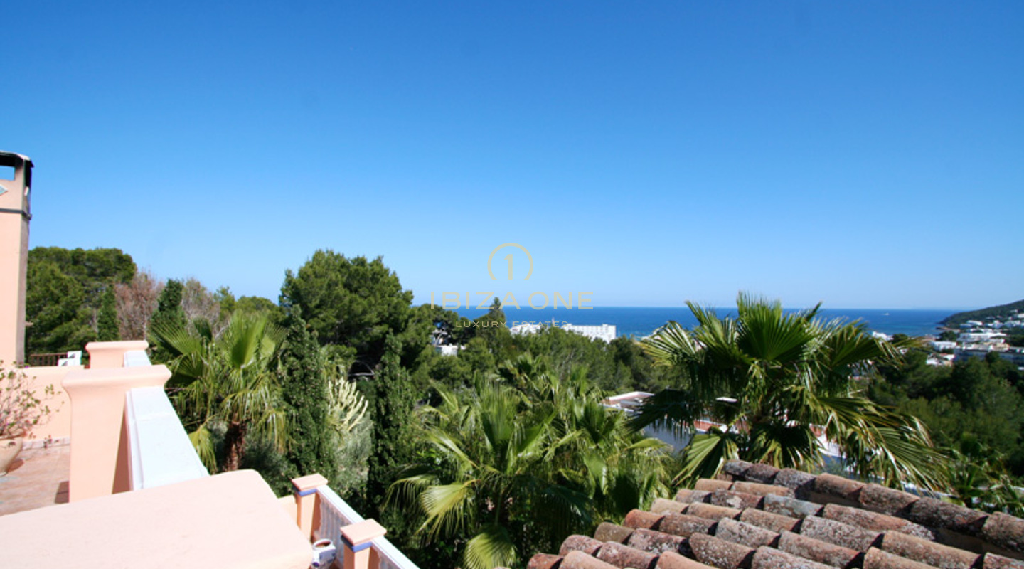 Villa de luxe élégante avec vue fantastique sur Santa Eulalia et la mer à vendre, Ibiza