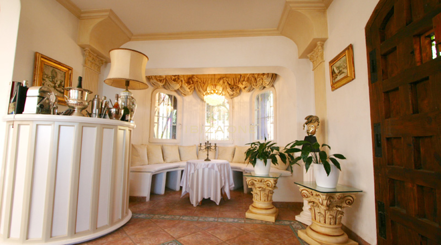 Villa de luxe élégante avec vue fantastique sur Santa Eulalia et la mer à vendre, Ibiza