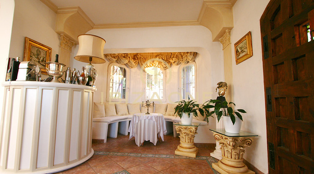 Elegante luxe villa met fantastisch uitzicht op Santa Eulalia en de zee te koop, Ibiza