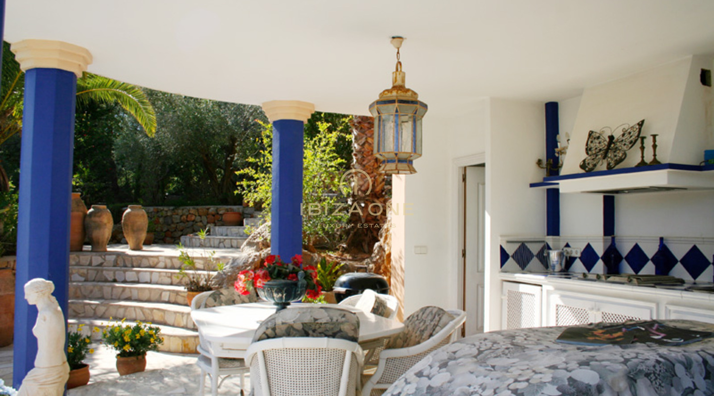 Elegante villa de lujo con fantásticas vistas a Santa Eulalia y al mar en venta, Ibiza