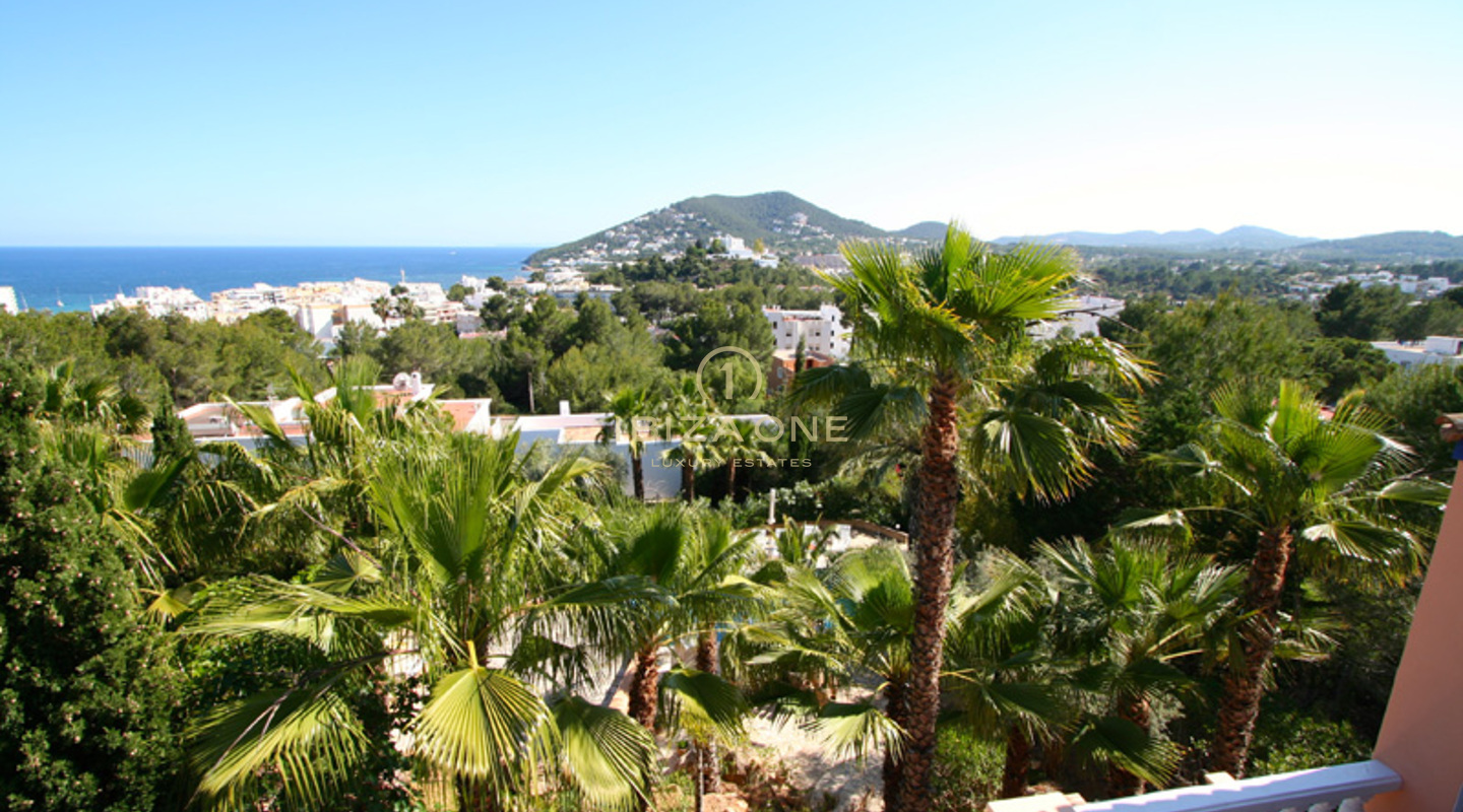 Elegante villa di lusso con fantastica vista su Santa Eulalia e sul mare in vendita, Ibiza
