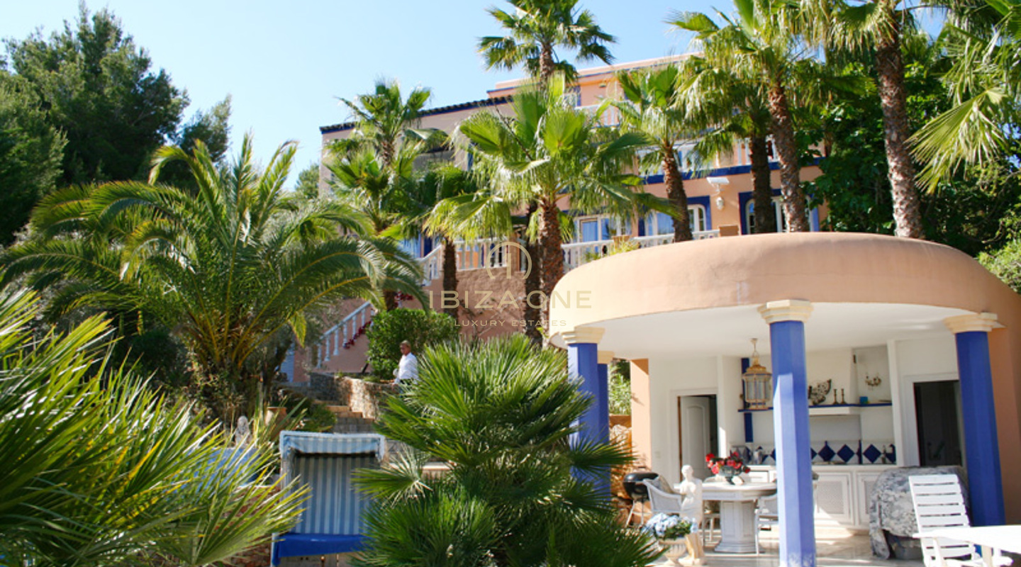 Elegante luxe villa met fantastisch uitzicht op Santa Eulalia en de zee te koop, Ibiza