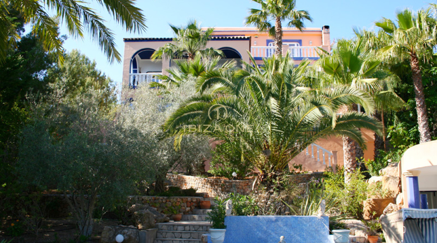 Villa de luxe élégante avec vue fantastique sur Santa Eulalia et la mer à vendre, Ibiza