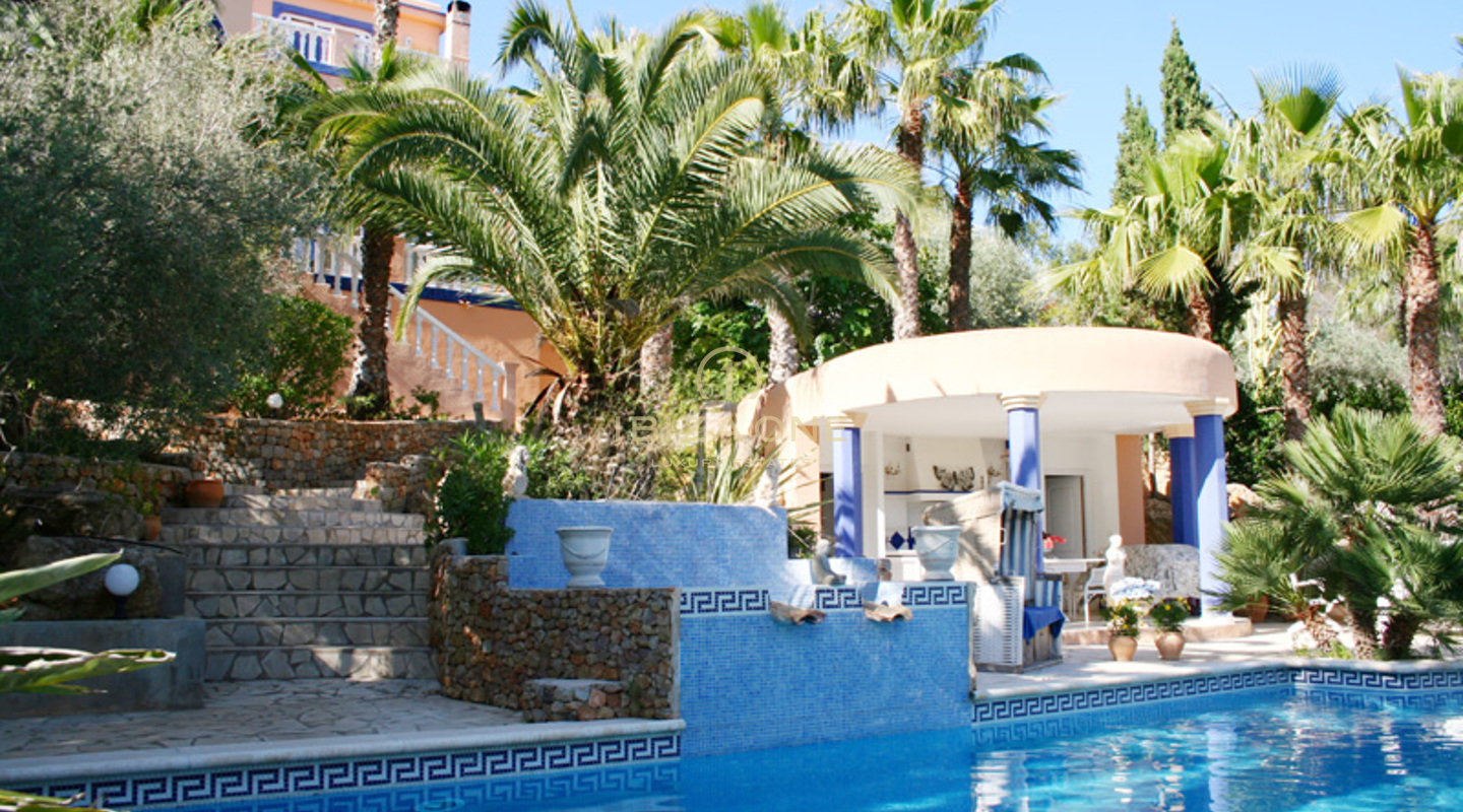 Elegante villa di lusso con fantastica vista su Santa Eulalia e sul mare in vendita, Ibiza