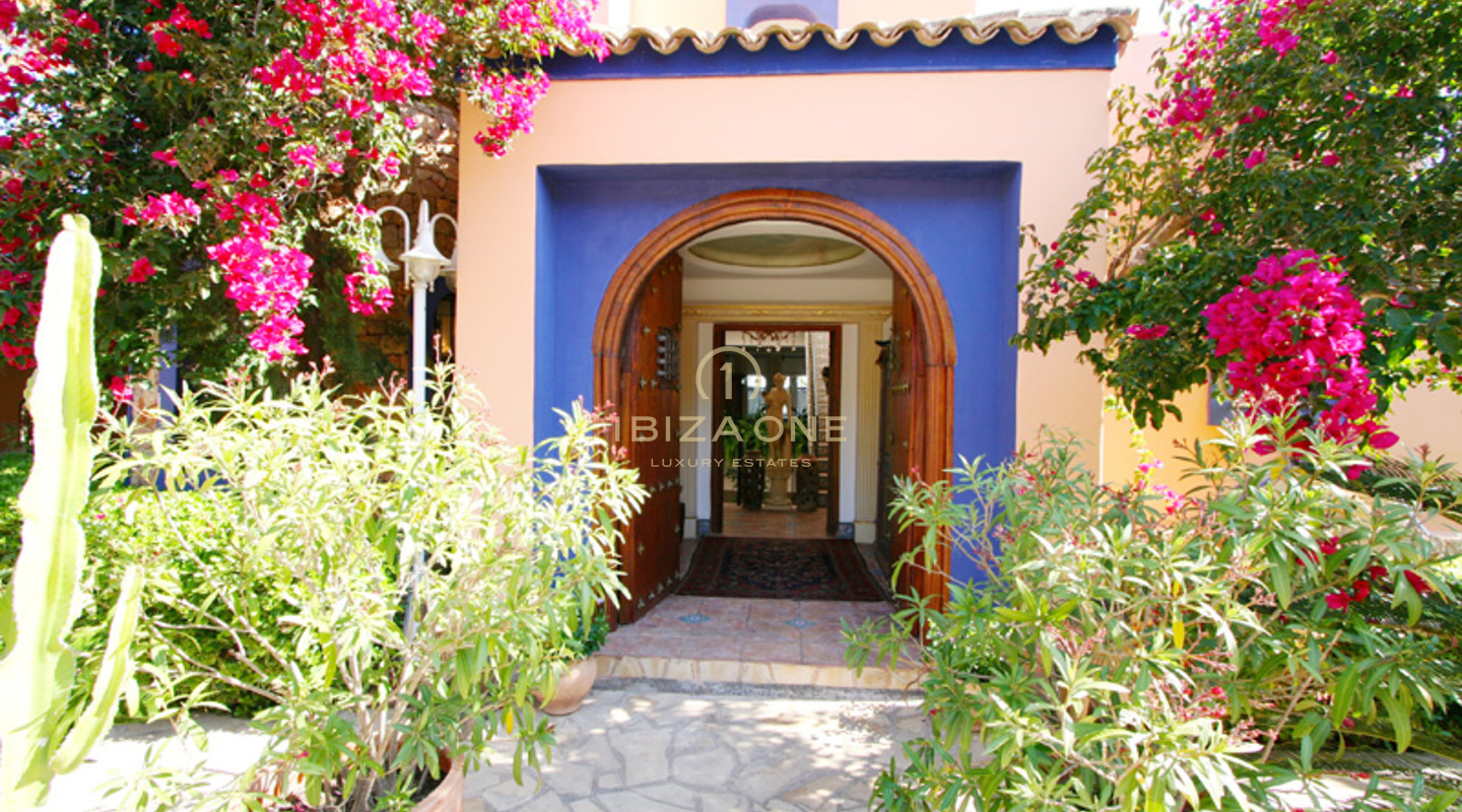 Villa de luxe élégante avec vue fantastique sur Santa Eulalia et la mer à vendre, Ibiza