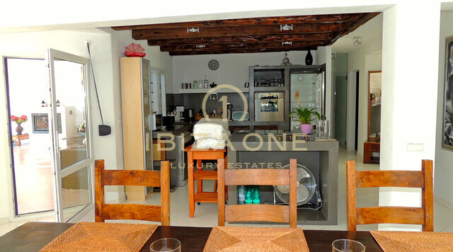 Meerblick-Anwesen an der Sonnenuntergangs-Westküste Ibizas mit touristischer Lizenz zu verkaufen