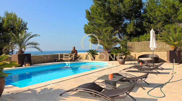 Propriété avec vue sur la mer sur la côte ouest d'Ibiza au coucher du soleil avec licence touristique à vendre