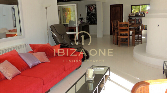 Propriété avec vue sur la mer sur la côte ouest d'Ibiza au coucher du soleil avec licence touristique à vendre