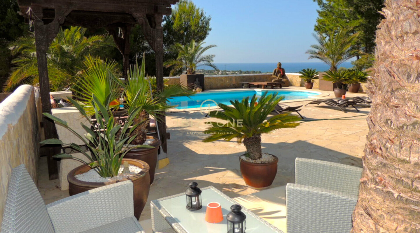 Propriété avec vue sur la mer sur la côte ouest d'Ibiza au coucher du soleil avec licence touristique à vendre
