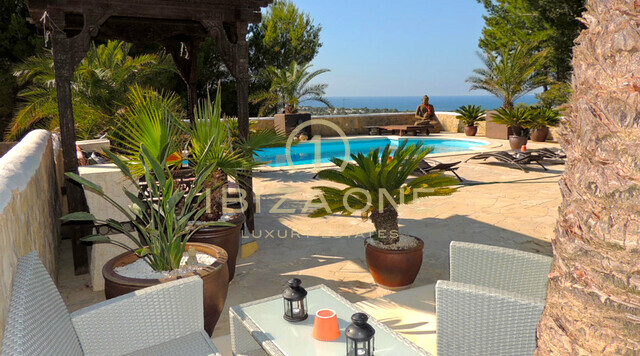 Propriété avec vue sur la mer sur la côte ouest d'Ibiza au coucher du soleil avec licence touristique à vendre