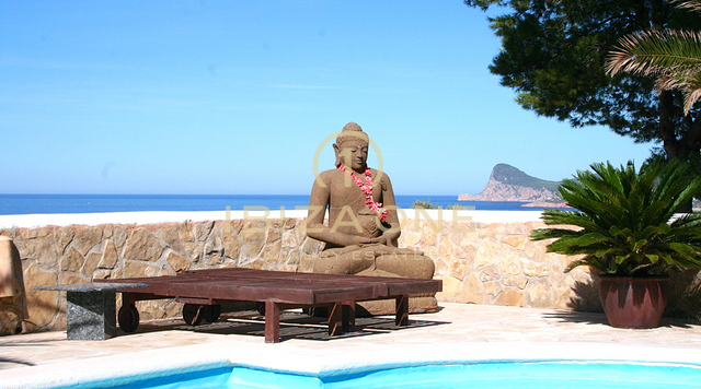 Propriété avec vue sur la mer sur la côte ouest d'Ibiza au coucher du soleil avec licence touristique à vendre
