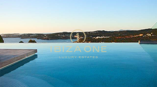 Villa de lujo y moderna con espectaculares vistas a la costa de Cala Tarida y las puestas de sol en venta, Ibiza - Villa de lujo y moderna con espectaculares vistas a la costa de Cala Tarida y las puestas de sol en alquiler, Ibiza