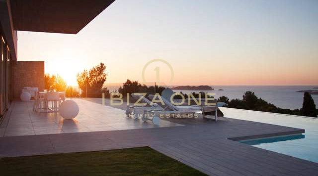 Luxe en moderne villa met spectaculair uitzicht op de kust van Cala Tarida en de zonsondergangen te koop, Ibiza - Luxe en moderne villa met spectaculair uitzicht op de kust van Cala Tarida en de zonsondergangen te huur, Ibiza