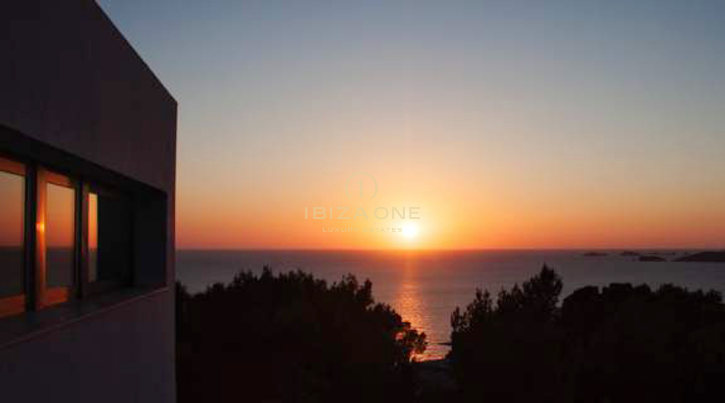 Luxuriöse und moderne Villa mit spektakulärem Blick auf die Küste von Cala Tarida und die Sonnenuntergänge zu verkaufen, Ibiza - Luxuriöse und moderne Villa mit spektakulärem Blick auf die Küste von Cala Tarida und die Sonnenuntergänge zu vermieten, Ibiza